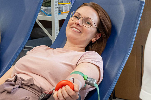 Mitarbeiterin bei der Blutspende