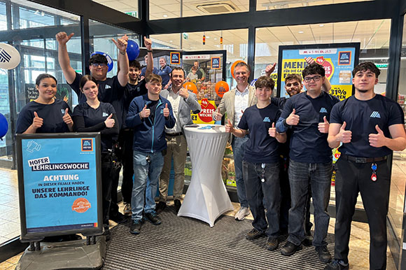 Lehrlinge mit COO und Geschäftsführer der Region West