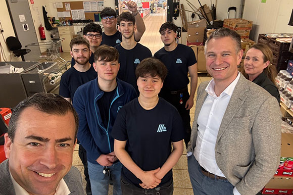 Lehrlinge mit COO und Geschäftsführer der Region West bei einem Selfie