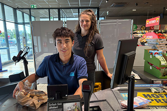 Agata schult Elias an der Kasse ein