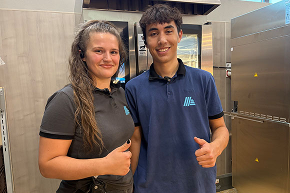 Agata und Elias bei der Zusammenarbeit
