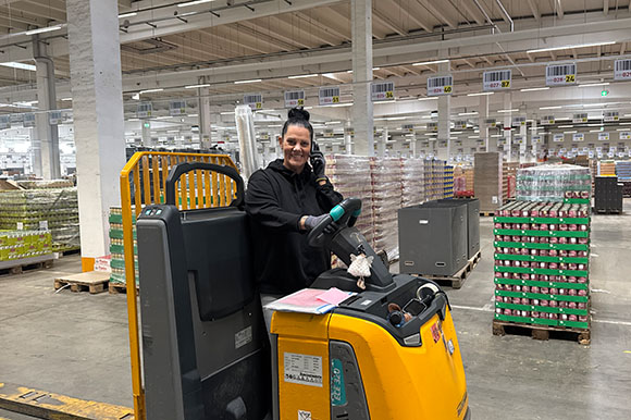 Irene am Flurförderfahrzeug in der Logistik