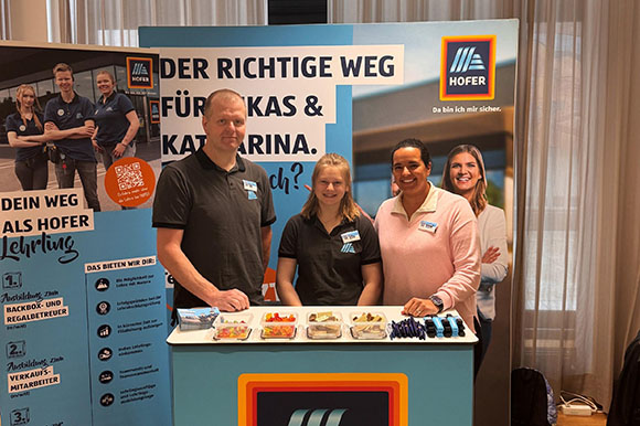 Drei Mitarbeiter:innen am HOFER Messestand