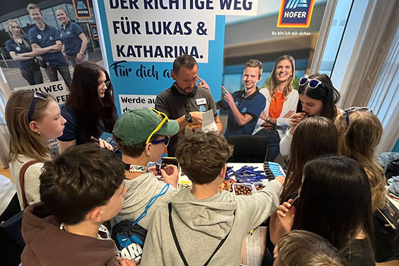 Personengruppe am HOFER Messestand