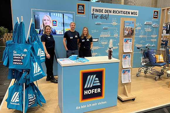 Mitarbeiter:innen am HOFER Messestand
