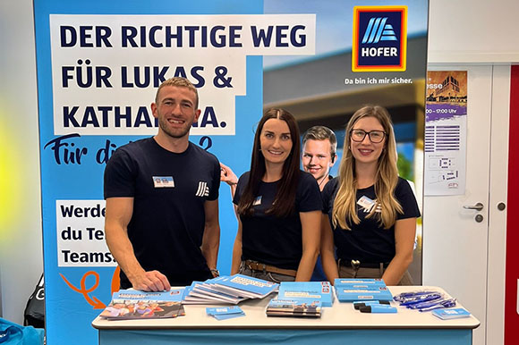 Mitarbeiter:innen am HOFER Messestand