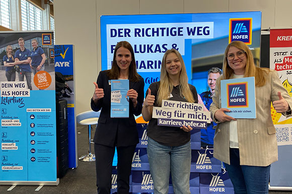 Mitarbeiter:innen am HOFER Messestand