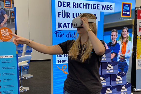 Mitarbeiterin mit VR-Brille