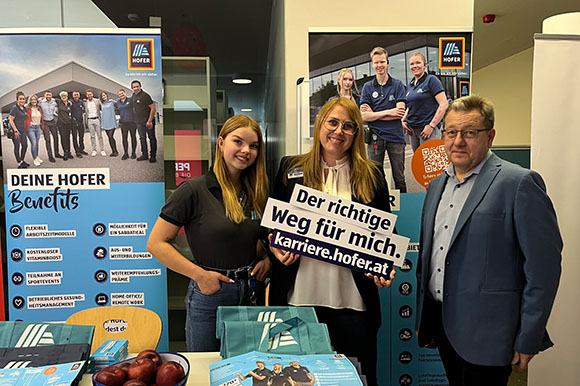 Mitarbeiter:innen am HOFER Messestand