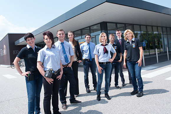 älteres Bild von Filialteam vor der Filiale