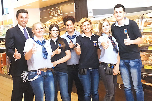 Gruppenbild vom Filialteam und unserem ehemaligen CEO