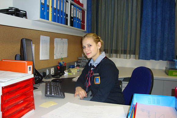 Katrin zu Beginn ihrer Karriere im Büro der Filialleitung