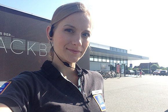 Selfie von Katrin vor der Filiale