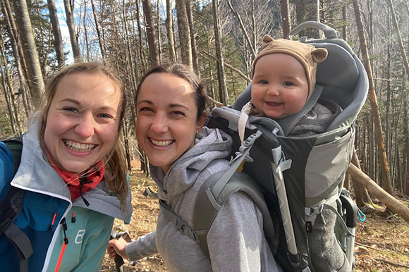Teresa und Sarah mit Baby beim Wandern