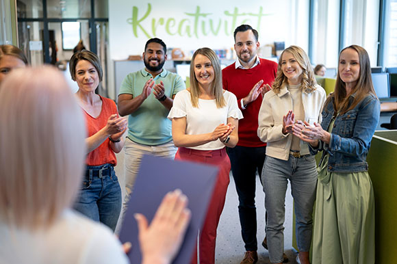 Mitarbeitergruppe im Büro