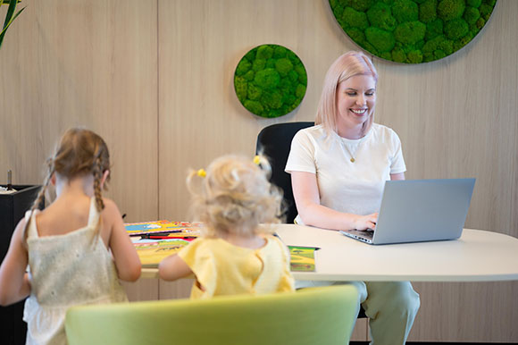 Mitarbeiterin mit ihren Kindern 