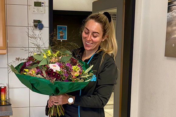 Claudia mit Blumenstrauß von ihrem Team