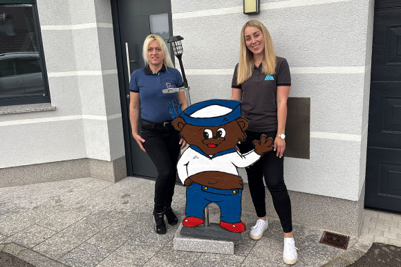 Claudia und ihre Mutter mit einem HOFER Bär