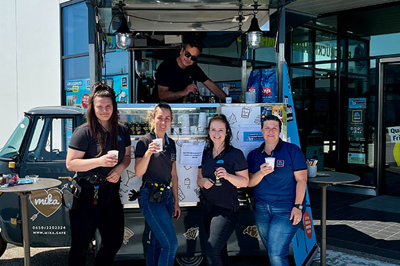 Claudia und ihr Team beim Kaffee-Truck
