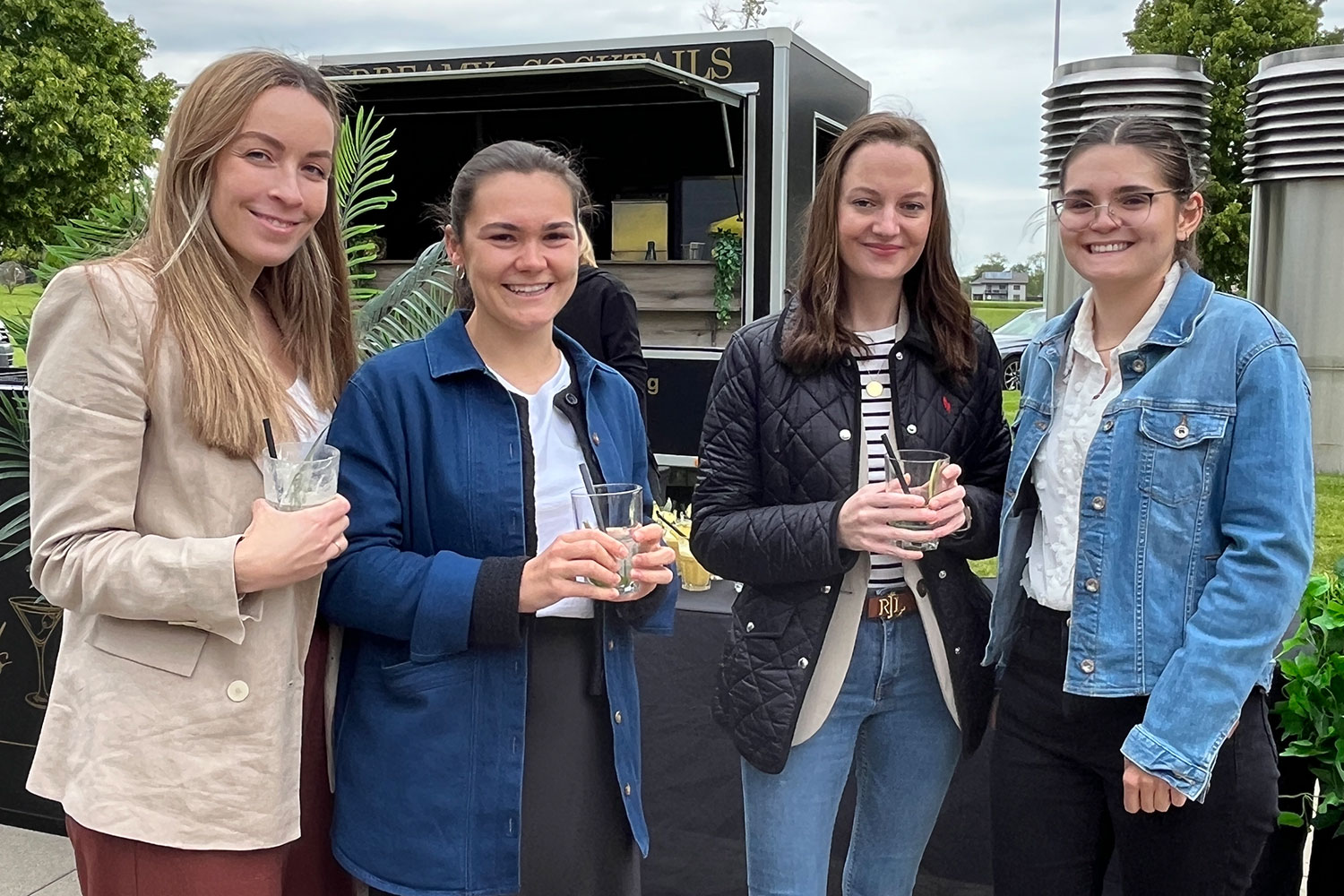 Mitarbeiter:innen bei der Afterwork Bar Mitarbeiter:innen bei der Afterwork Bar