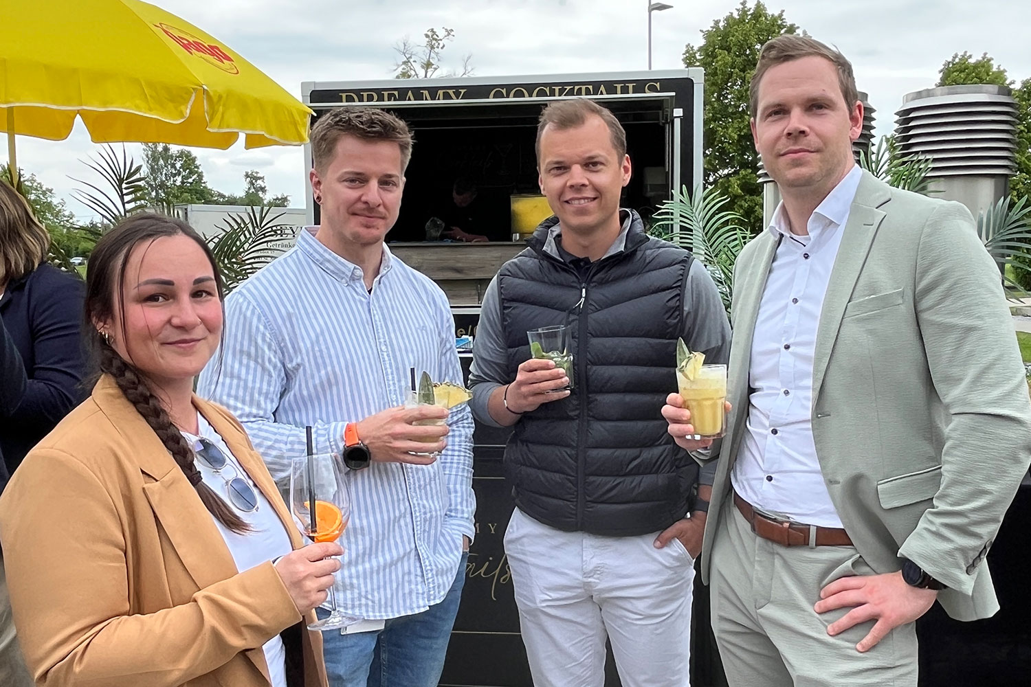 Gruppenbild bei der Afterwork Bar Mitarbeiter:innen bei der Afterwork Bar