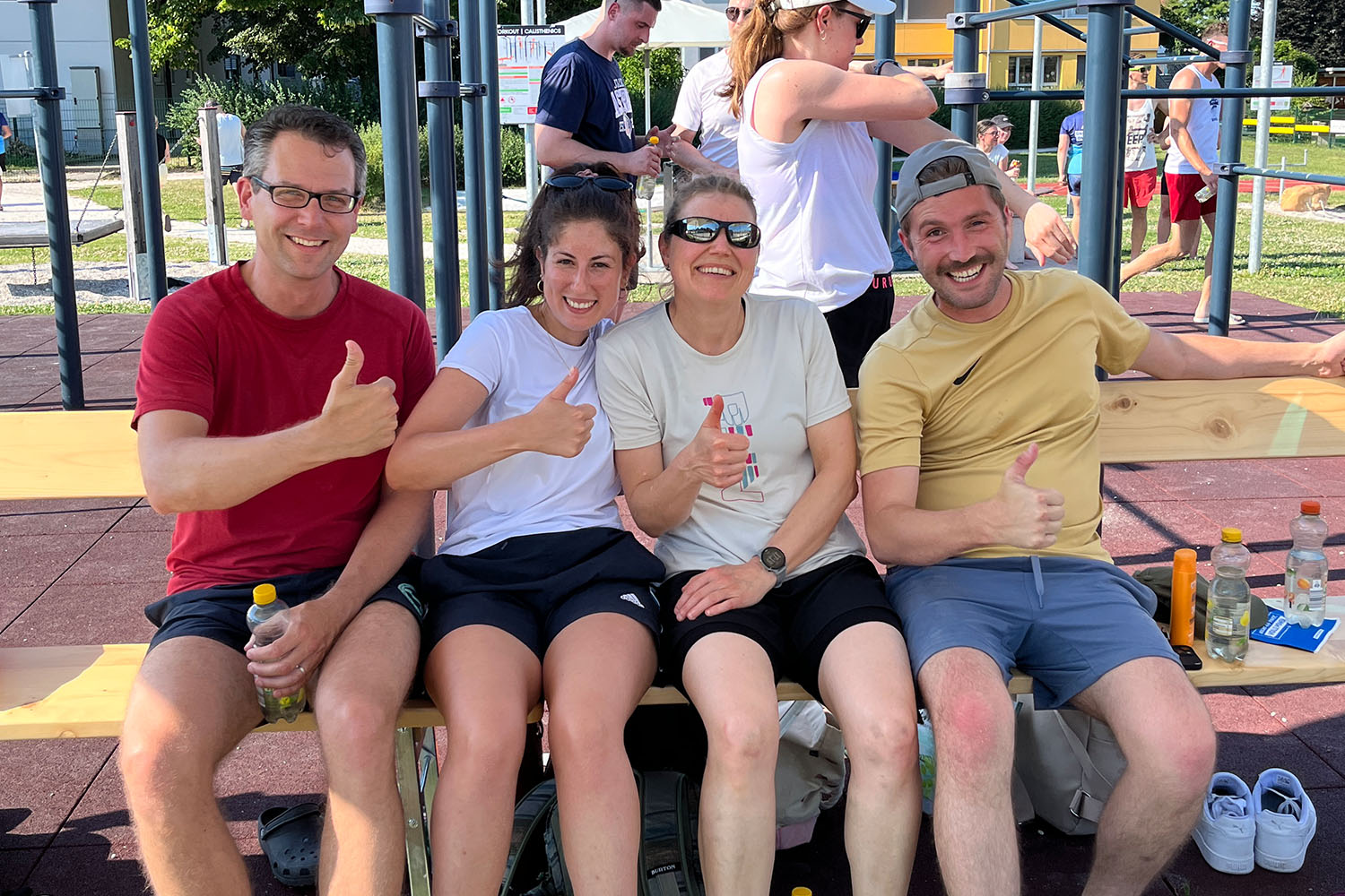 HOFER Beachvolleyballturnier 2025 Gruppenbild beim Beachvolleyballturnier