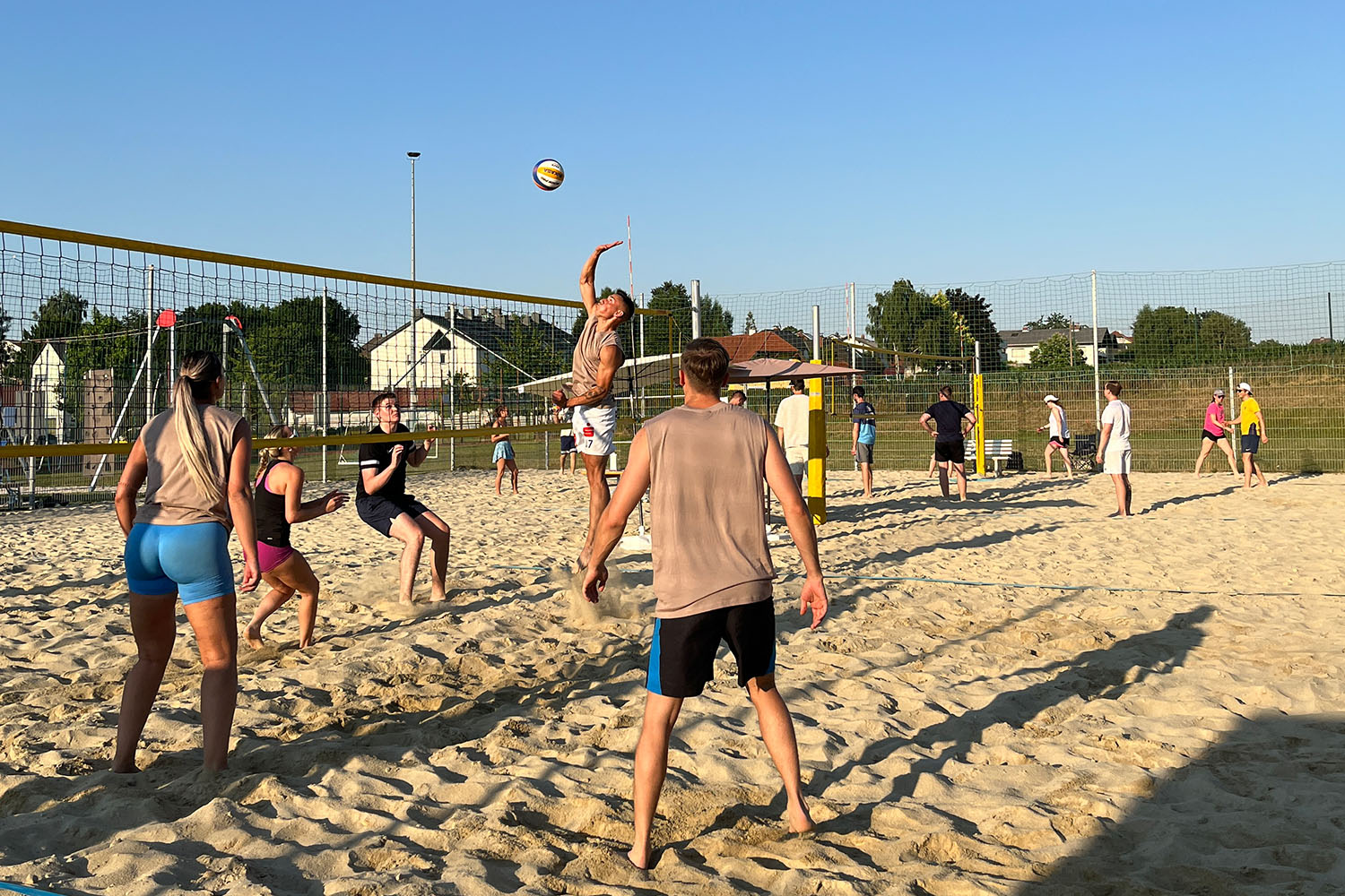 HOFER Beachvolleyballturnier 2025 Spieler:innen in Action