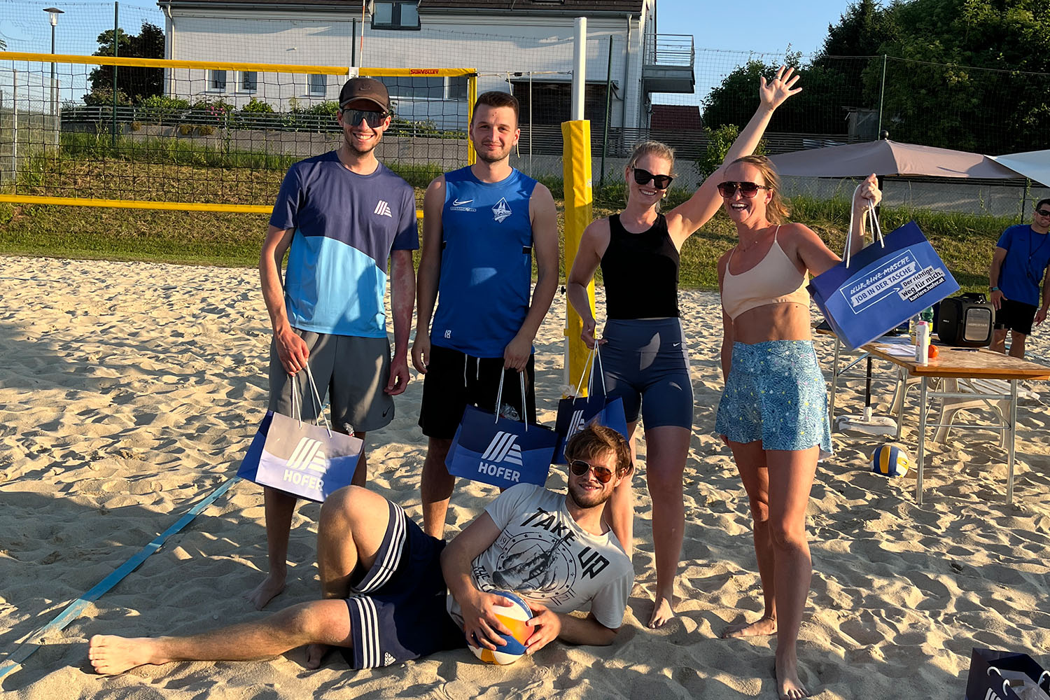 HOFER Beachvolleyballturnier 2025 Gruppenbild beim Beachvolleyballturnier