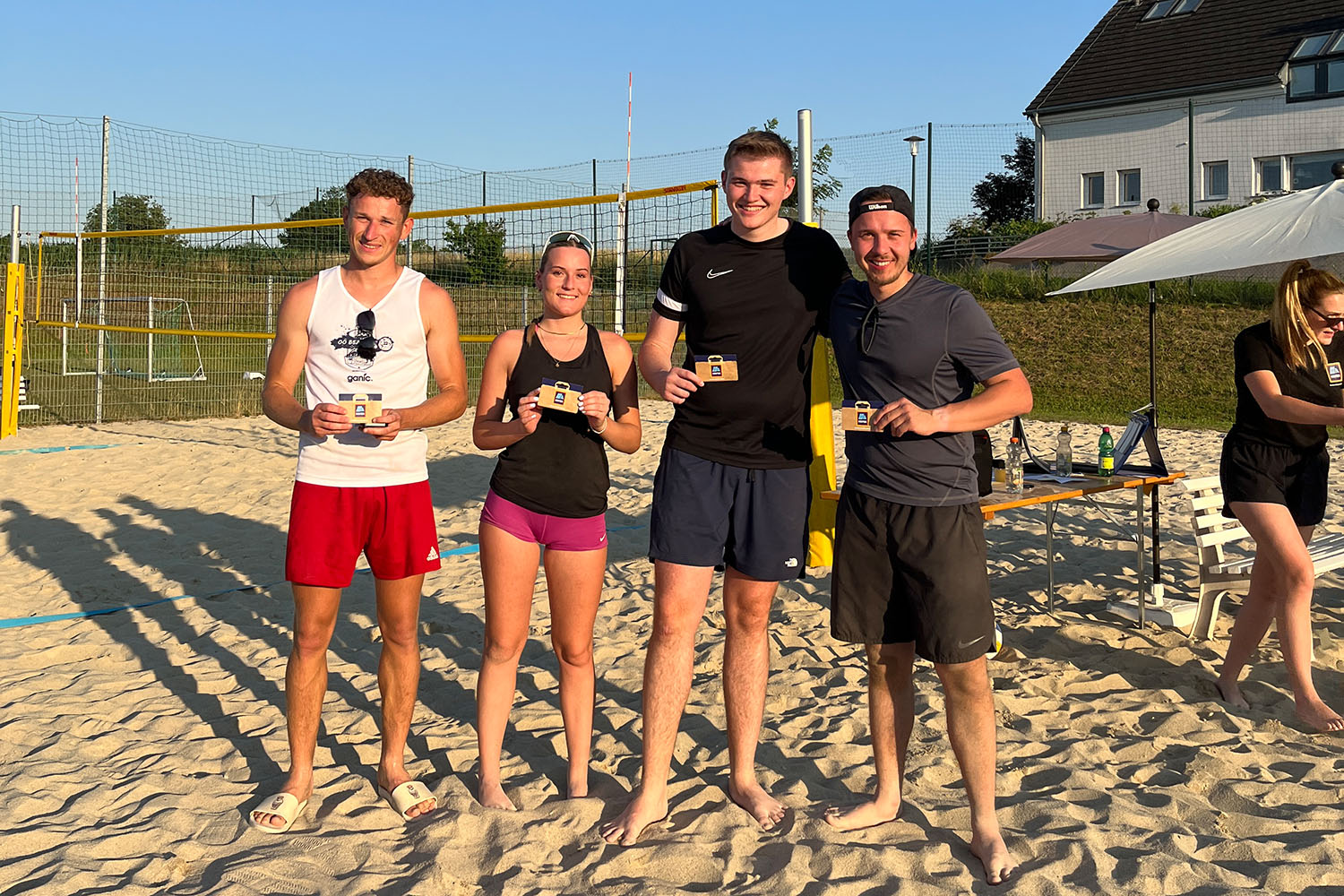 HOFER Beachvolleyballturnier 2025 Gruppenbild beim Beachvolleyballturnier