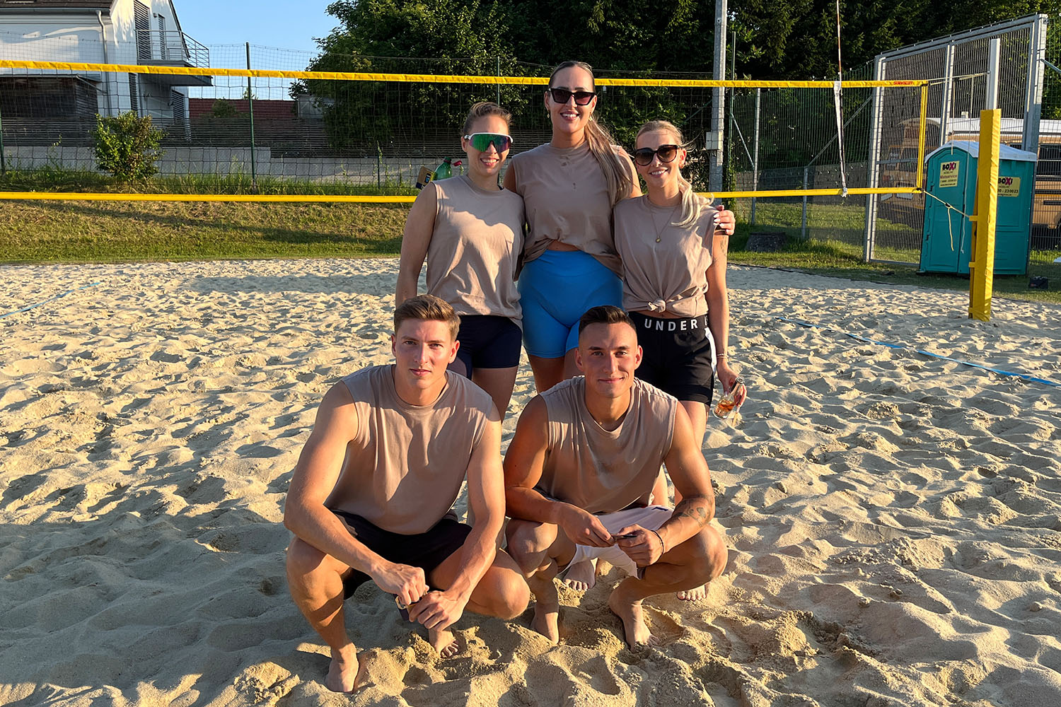 HOFER Beachvolleyballturnier 2025 Gruppenbild beim Beachvolleyballturnier