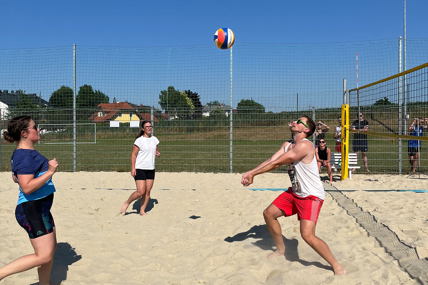 HOFER Beachvolleyballturnier 2025 Spieler:innen in Action