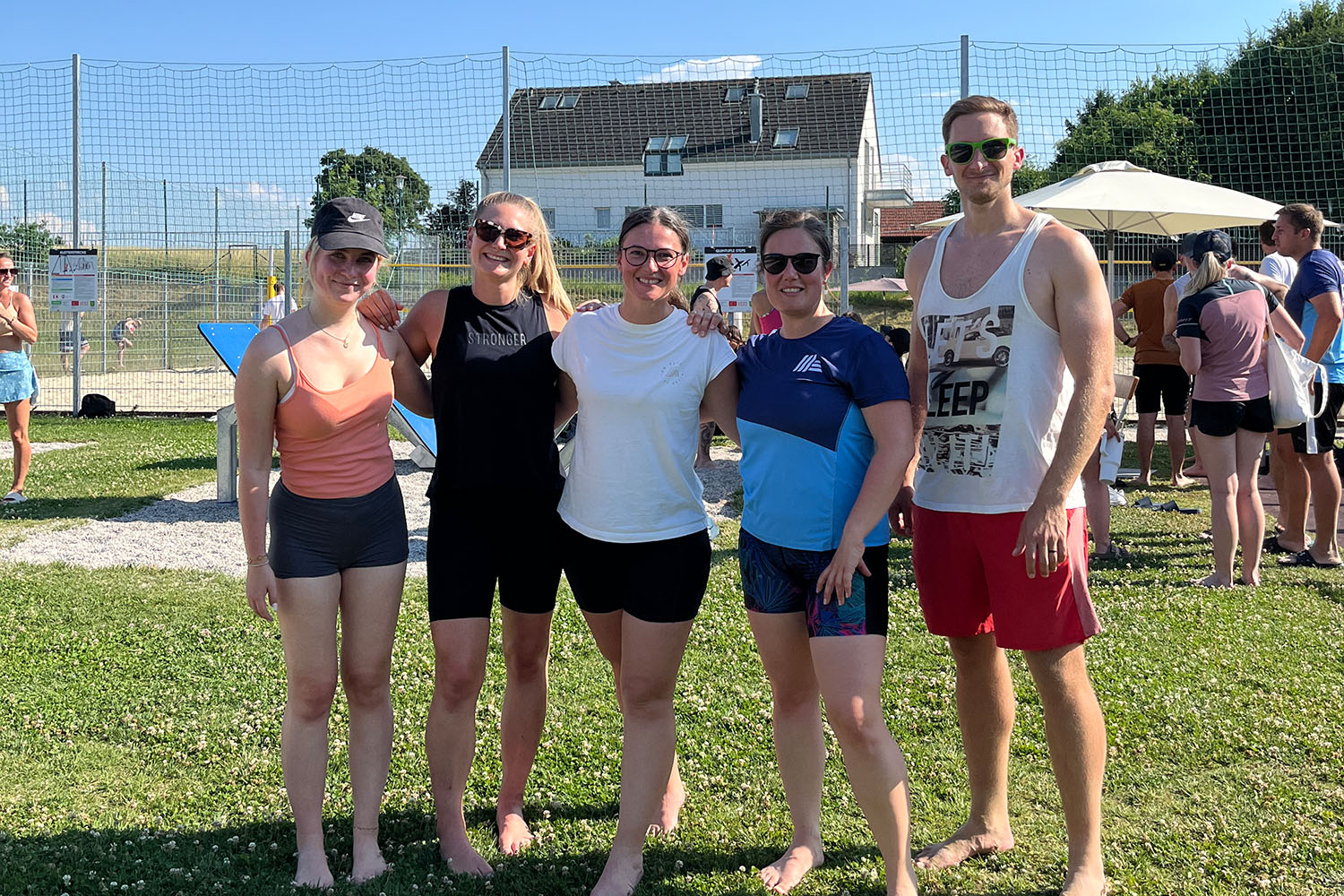 HOFER Beachvolleyballturnier 2025 Gruppenbild beim Beachvolleyballturnier