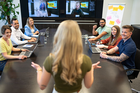 Remote Meeting Meeting im Office mit digitalen Teilnehmer:innen