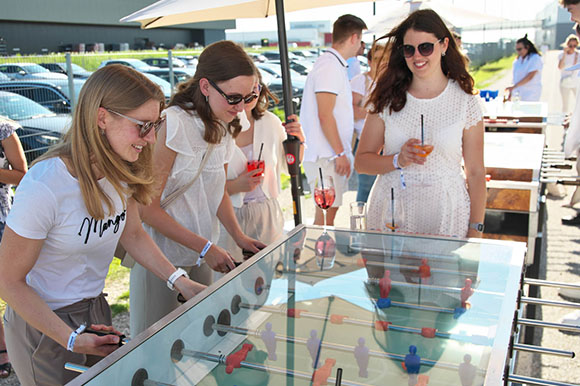 Sommerfest 2025 Mitarbeiter:innen beim Tischfußball