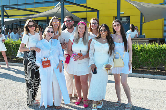 Sommerfest 2025 Gruppe von Mitarbeiter:innen beim Sommerfest