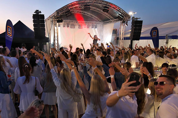Sommerfest 2025 Menge auf der Tanzfläche beim Auftritt von R.I.O feat. U-Jean