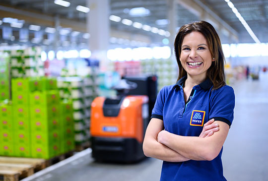 Logistik-Mitarbeiterin im Lager