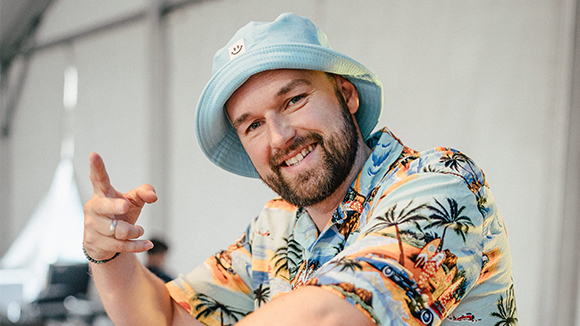 Foto von DJ Stranzi mit Bucket Hat und Hawaiihemd 