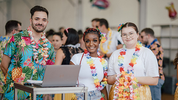 Foto von Check-in des HOFER Sommerfests im Hawaii Outfit