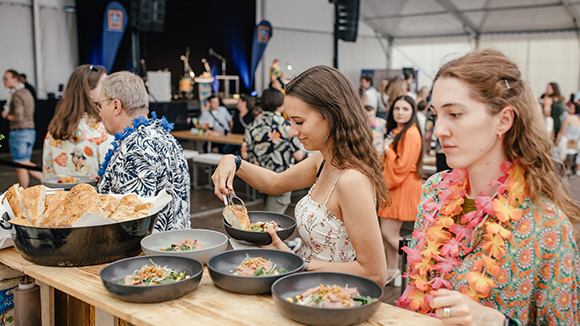 Foto von zwei HOFER Mitarbeiterinnen beim Buffet des HOFER Sommerfests