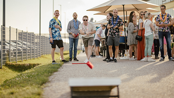 Foto von HOFER Mitarbeiterinnen und Mitarbeitern beim Spielen am Sommerfest