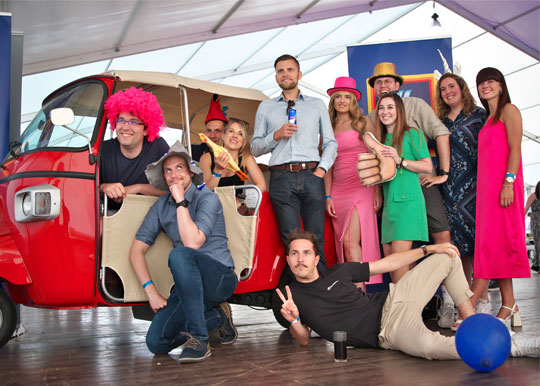 Gruppenbild vor Fotobox