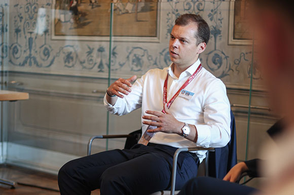 Jonas im Gespräch bei einer Konferenz