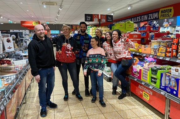 Lauras Team Laura mit ihrem Team in Weihnachtspullover