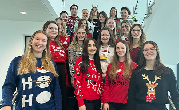 Weihnachtsgrüße HR-Team HR-Team mit Ugly Christmas-Sweatern