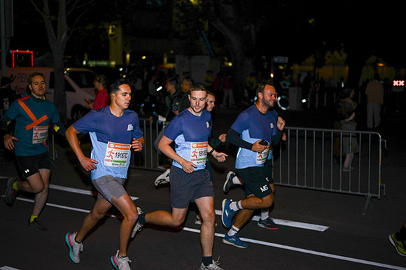 Drei Läufer am Vienna Business Run bei Dunkelheit