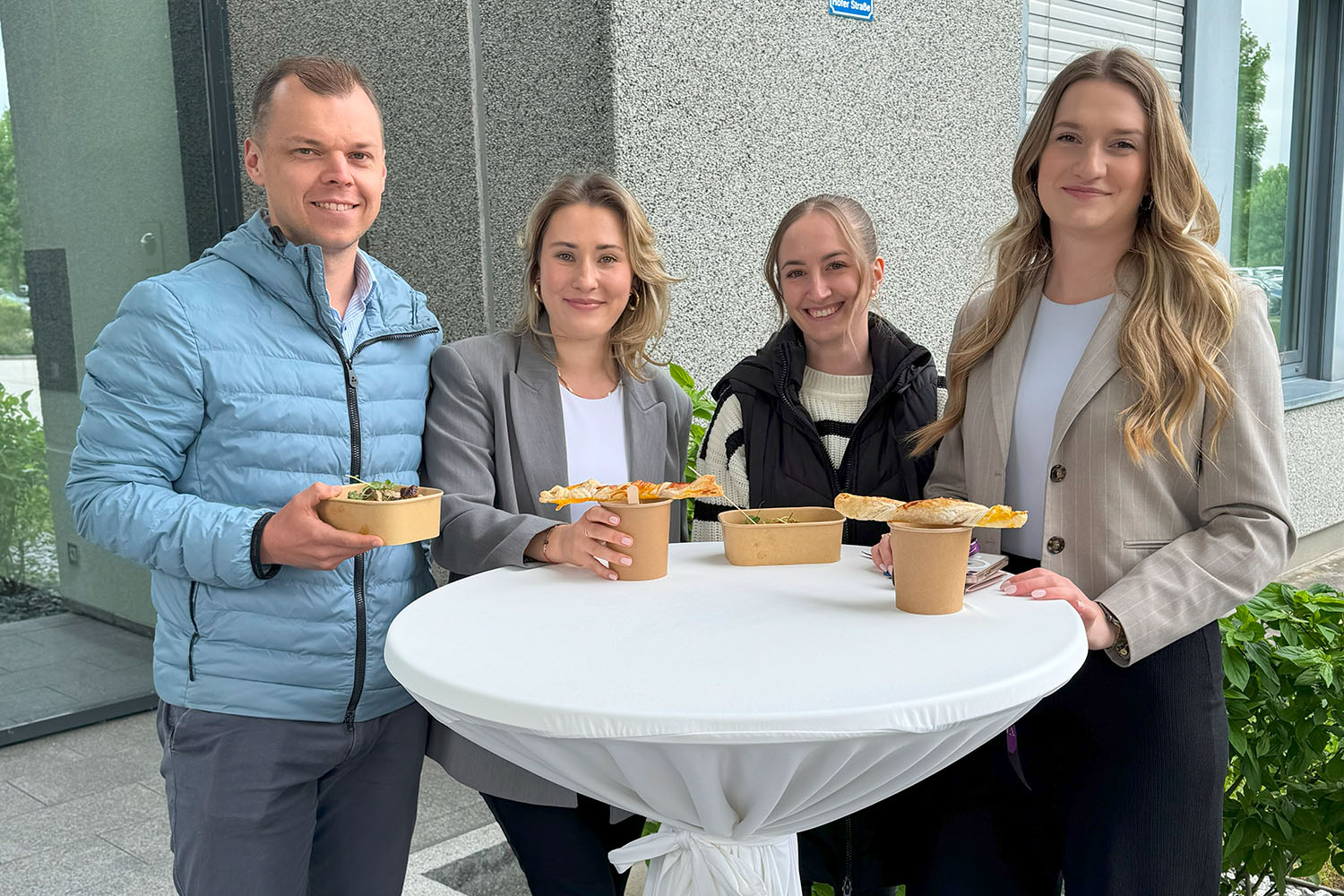 FairHOF Foodtruck zu Gast Gruppenbild beim FairHOF Foodtruck