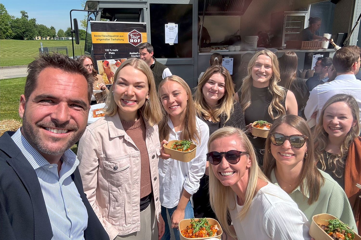 FairHOF Foodtruck zu Gast Gruppenbild beim FairHOF Foodtruck
