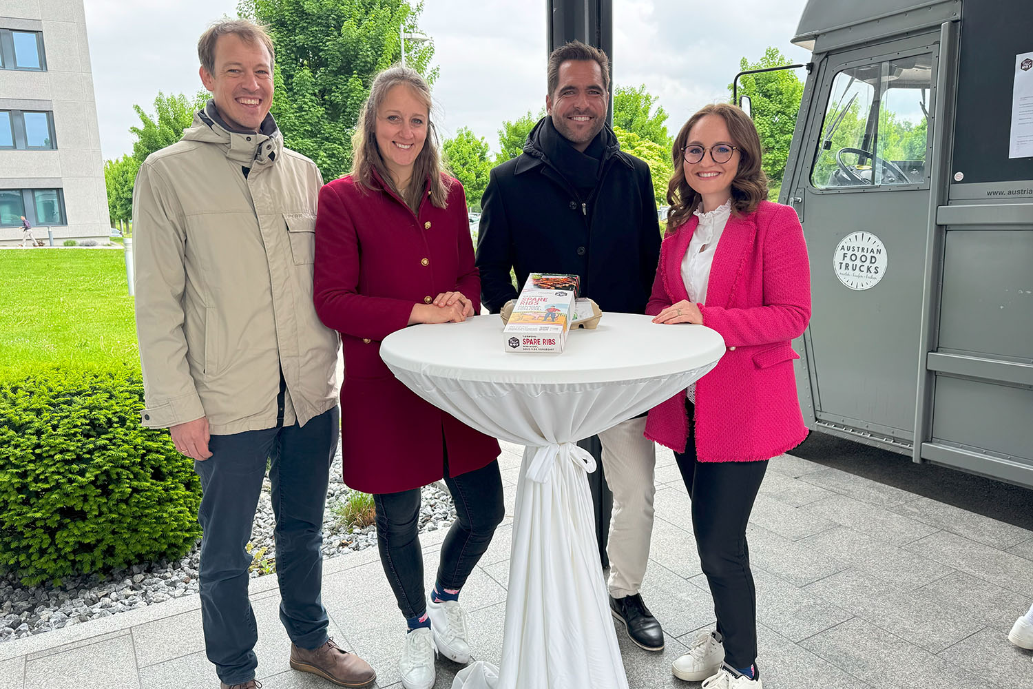 FairHOF Foodtruck zu Gast Gruppenbild beim FairHOF Foodtruck