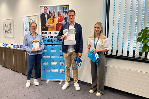 Quiz-Gewinner drei Gewinner:innen des Quiz mit Preisen